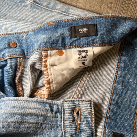 Express, High Waisted Wide Leg Jeans - Light Wash - Size 2R - Picture 8 of 13